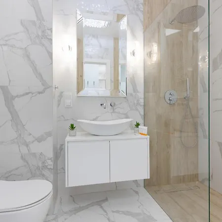 Praga Arte With Parking & Balcony By Renters Apartment