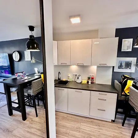Apartment Gold 5 Fast Wifi 1 Gbs Big 85'tv Netflix Hbo Disney+ *