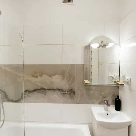 Gagarina 12 - Piekny Apartament Przy Lazienkach Krolewskich - Duze Lozko 160x200cm - Bardzo Duzy Balkon - Wifi - Telewizja Kablowa - Bezplatna Strefa Parkowania - Better * Warszawa