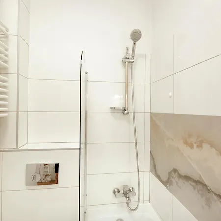 Apartament Gagarina 12 - Piekny Apartament Przy Lazienkach Krolewskich - Duze Lozko 160x200cm - Bardzo Duzy Balkon - Wifi - Telewizja Kablowa - Bezplatna Strefa Parkowania - Better