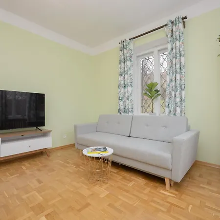 Royal Castle View By Renters Apartment