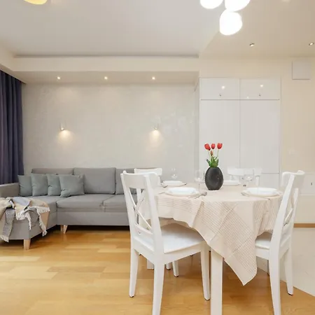 Beautiful With Spacious Terrace By Renters Apartment *