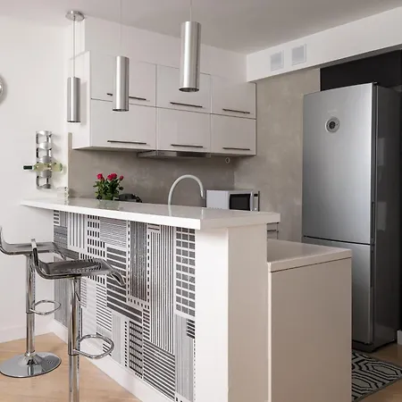 Air-conditioned Premium Loft Skyline Only 900 M To Station Apartment *