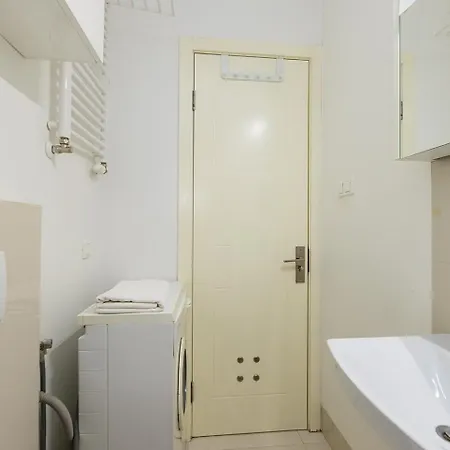 N Ajax Metro Copernicus Center Studio דירה