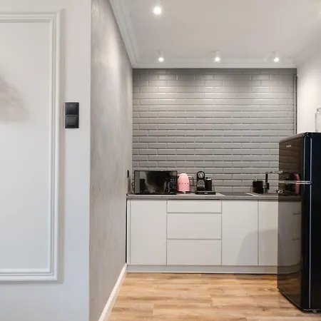 Apartment - Great Location - Cozy One Bedroom In - Solidarnosci 64