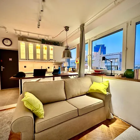 Silver Aircondition Wifi 1gbs 85'tv Netflix * Warsaw
