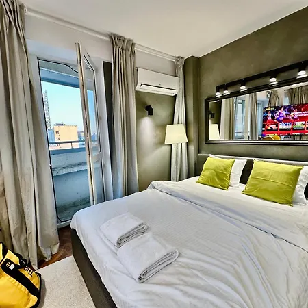Silver Aircondition Wifi 1gbs 85'tv Netflix * Warsaw