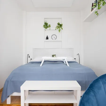 Apartament Bright With Air Conditioning Near Ogrod Saski By Renters *