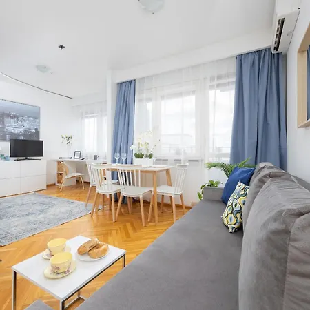 Bright With Air Conditioning Near Ogrod Saski By Renters *