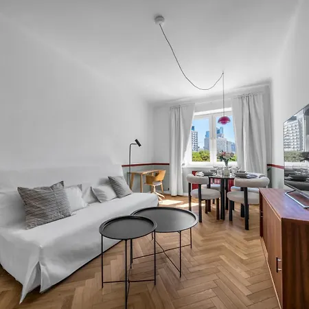 Apartment Elektoralna Apt - Workspace, Park, Bus&tram - By Rentujemy *
