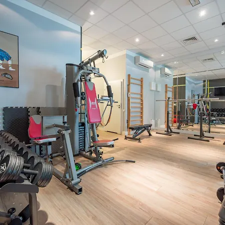 Apartment Luxury 2-bedroom Penthouse Skyline 15m Terrace, Garage, Gym, Rooftop & Only 500 M To Metro