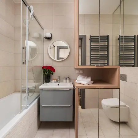 Urban Gem With Private Parking, Relaxing Balcony At Metro Station, Only 10 Min To Centre Warsaw