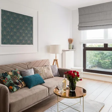 Urban Gem With Private Parking, Relaxing Balcony At Metro Station, Only 10 Min To Centre Apartment Warsaw