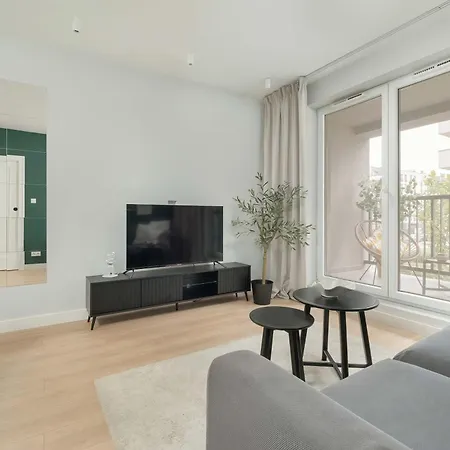 Stylish In With Parking, Bathtub, Balcony, And Desk By Renters Apartment *