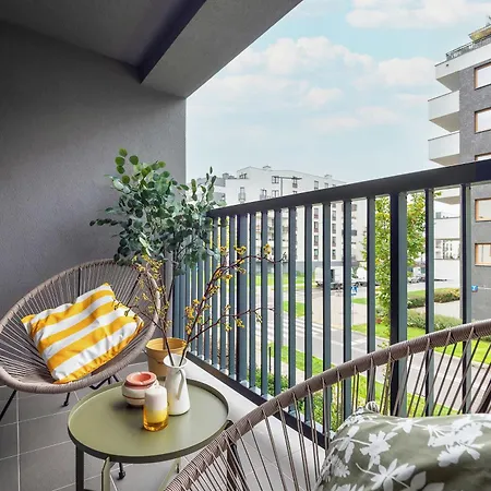 Apartment Stylish In With Parking, Bathtub, Balcony, And Desk By Renters