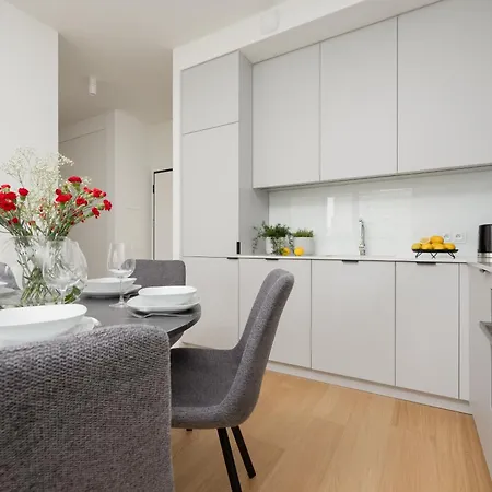 Luxurious And Modern In Center With Parking By Renters Prestige *