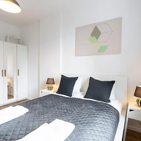 Urban Chic - -cozy And Stylish - Rondo Onz - Pereca Apartment