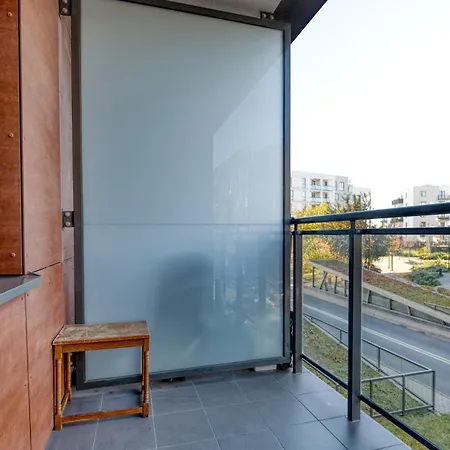 Airport Apartment *