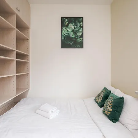 Metro Mlynow Pleasant Apartment *
