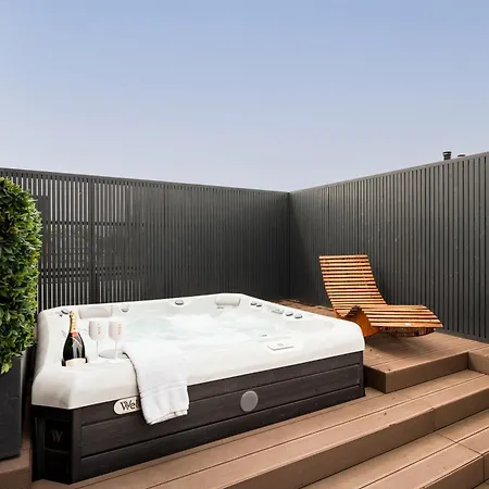 Apartament Jacuzzi Hideout - Private Terrace - Free Parking *