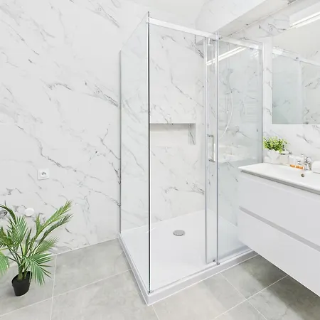 Bright With Air Conditioning Near The Copernicus Science Center In By Renters Varsovia