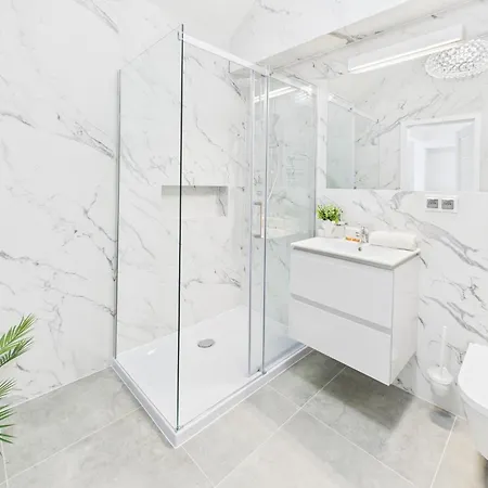 Bright With Air Conditioning Near The Copernicus Science Center In By Renters Apartamento