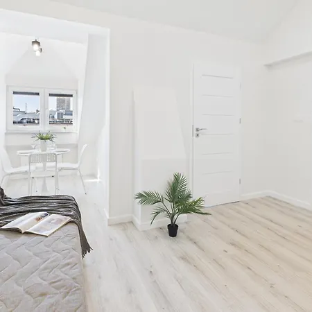 Bright With Air Conditioning Near The Copernicus Science Center In By Renters Apartamento *