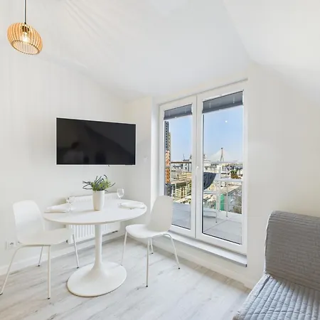 Apartamento Bright With Air Conditioning Near The Copernicus Science Center In By Renters *