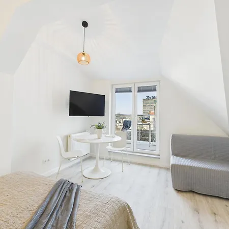 Bright With Air Conditioning Near The Copernicus Science Center In By Renters Varsovia