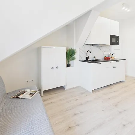 Bright With Air Conditioning Near The Copernicus Science Center In By Renters Apartamento Varsovia