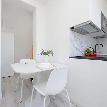 Apartamento Bright With Air Conditioning Near The Copernicus Science Center In By Renters