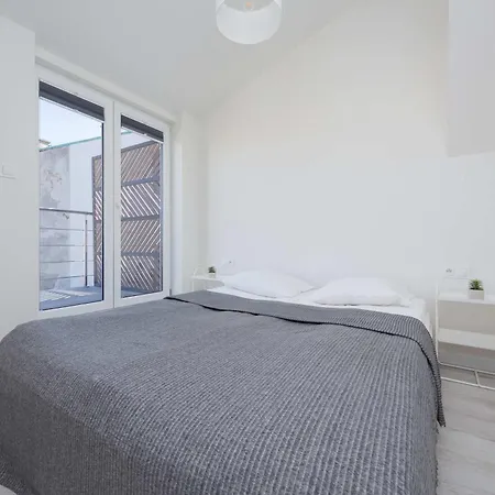 Bright With Air Conditioning Near The Copernicus Science Center In By Renters Apartamento *