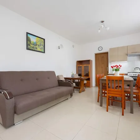 Spacious House With Parking & Garden By Renters Holiday home *