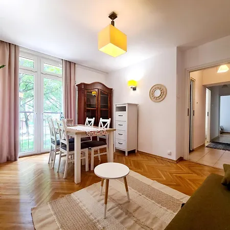 Peaceful 3-room Flat By The Old Town *