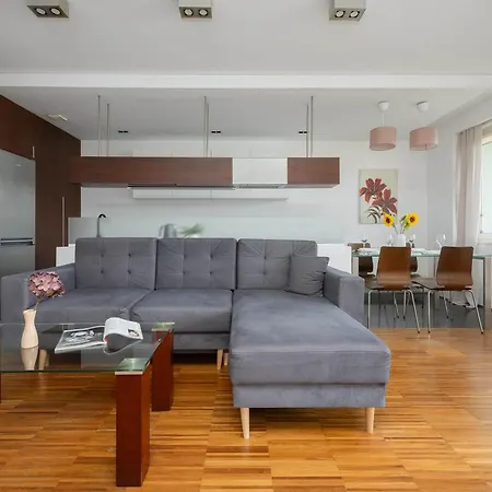 Air-conditioned Near Lazienki Park With Parking By Renters Apartment Warsaw