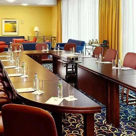 Hotel Courtyard By Marriott Airport