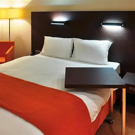 Mercure Airport מלון