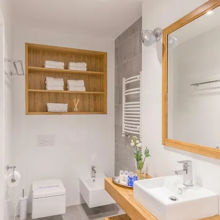 Glam Center Apartment