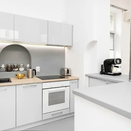 Center By Renters Apartment *