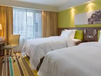 Hampton By Hilton Centre מלון