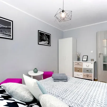 Хостел Clicktheflat Hoza Street Варшава