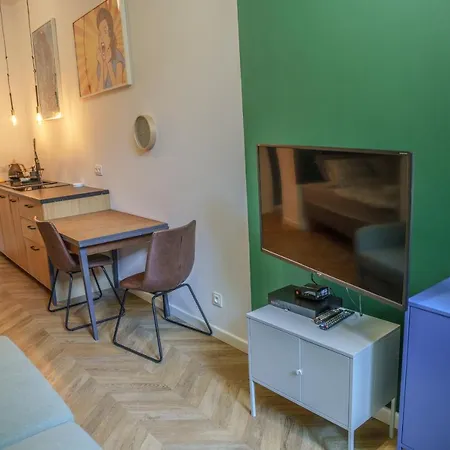 Bright And Spacious- Golden Apartments- Old Town アパート *