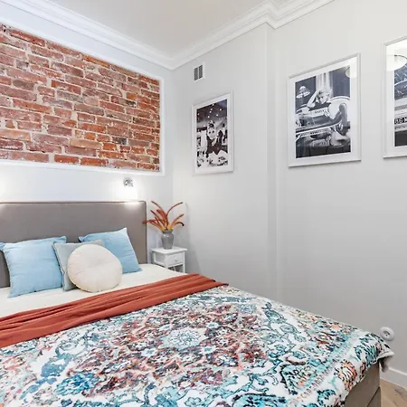 Superapart Wojska Polskiego, Serene Urban Retreat With Skyline Views Warszawa