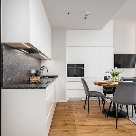 Wola Tower Deluxe Separate Bedroom With Free Garage - By Perfect Apartment Warsaw