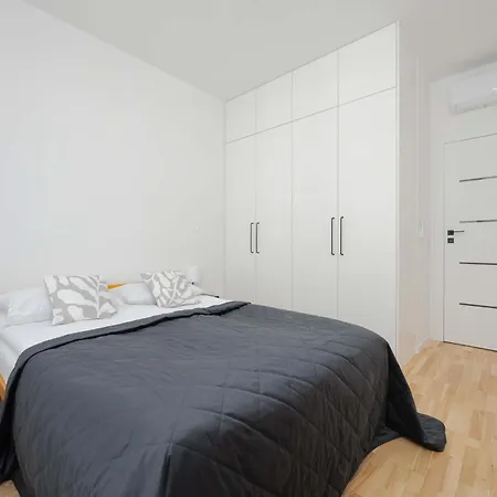 Air Conditioned In With Parking, Balcony And Bathtub By Renters Warsaw