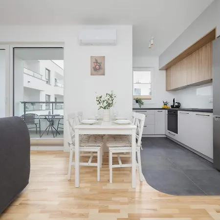 Air Conditioned In With Parking, Balcony And Bathtub By Renters Apartment *