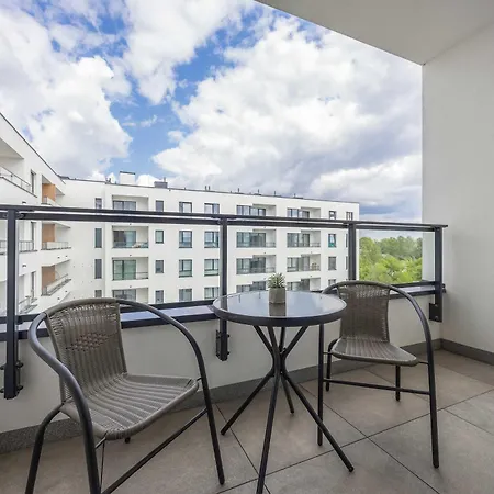 Apartment Air Conditioned In With Parking, Balcony And Bathtub By Renters