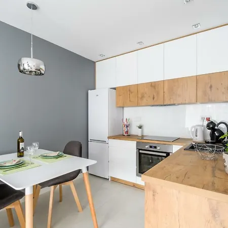 M&r Airport&business Deluxe Cybernetyki 17 - Underground Garage - Free Wifi - Netflix - Air Conditioning - Self Check-in, Close By Chopin Airport דירה *