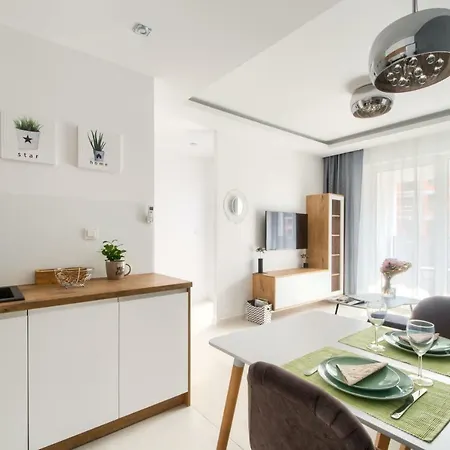 M&r Airport&business Deluxe Cybernetyki 17 - Underground Garage - Free Wifi - Netflix - Air Conditioning - Self Check-in, Close By Chopin Airport דירה