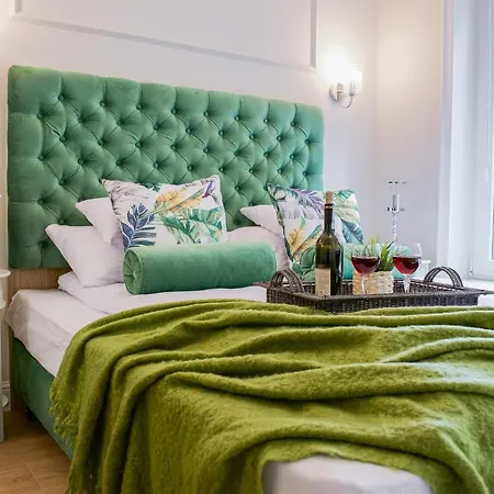 Apartment Seasons By Alluxe Boutique